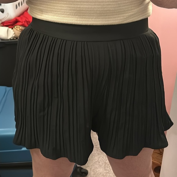 Zara Pleated Black High Waist Shorts Ruffle Hem - Picture 2 of 8